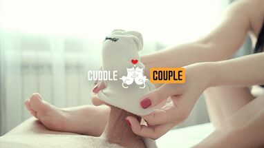 Девушка дрочит член парня в свой носок и надевает его со спермой