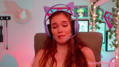 Девушка сексуально стонет в наушники