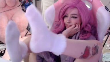 Крашенная сучка трогает себя между ножек