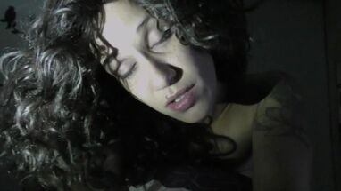 Кучерявая сучка стонет в камеру перед оргазмом