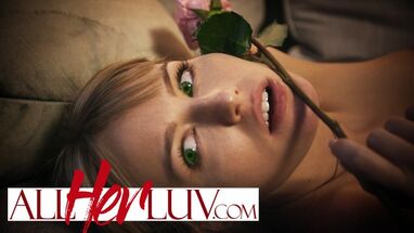 Лесбиянка нежно лижет киску своей бывшей девушке