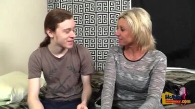 Мачеха утешила пасынка сексом и помогла ему справиться с двойкой по физике
