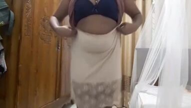 Мамочка с большими сиськами мастурбирует письку