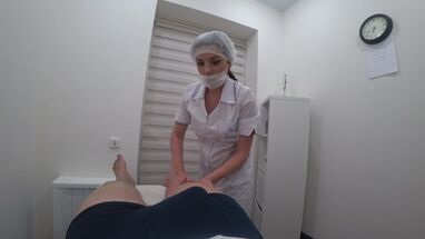 Медсестра сосет пациенту на реабилитации