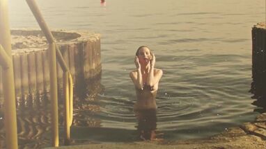 Молодая девушка впервые в жизни снялась в эротическом видео на природе