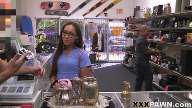 Очкастая девушка пососала член продавцу прямо в магазине