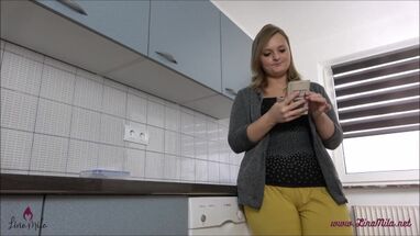 Пышная риэлторша соблазняет клиента и долбится с ним на кухне