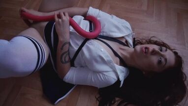 Студентка мастурбирует киску, набираясь сил перед уроками