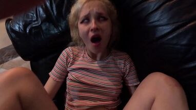 Блондинка лезет на член друга в честь Нового Года