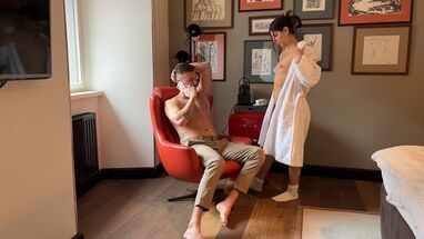 Девушка сосет любимому и просит член в киску