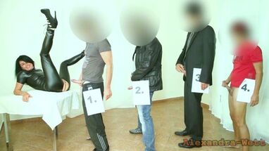 Девушку трахают толпой в попку и кончают на лицо