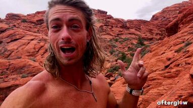 Голая сучка трахается с качком в походе у скал