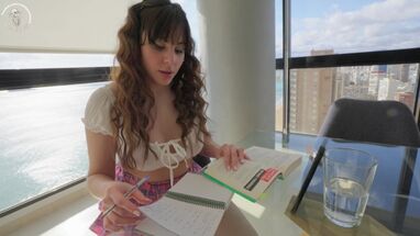 Лижет письку пухлой студентки и трахает в юбке