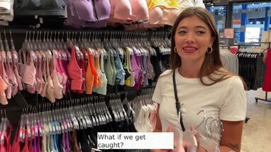 Молодая сучка делает минет в примерочной и пробует сперму