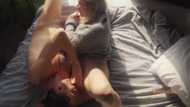 Нежно трахает любимую дома в морозный день