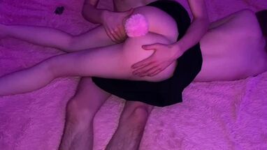 Поиграл с попкой телки игрушкой и трахнул в киску