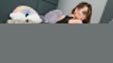 Сучка лезет на член друга и требует оргазма