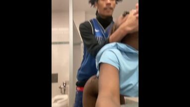 Телка сосет волосатый член негра и трахается