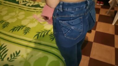 Возбужденная сучка позвала друга для траха