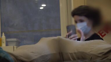 Возбужденный парень со стояком пришел в салон