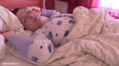 Женщина лапает свои огромные дойки спросонья